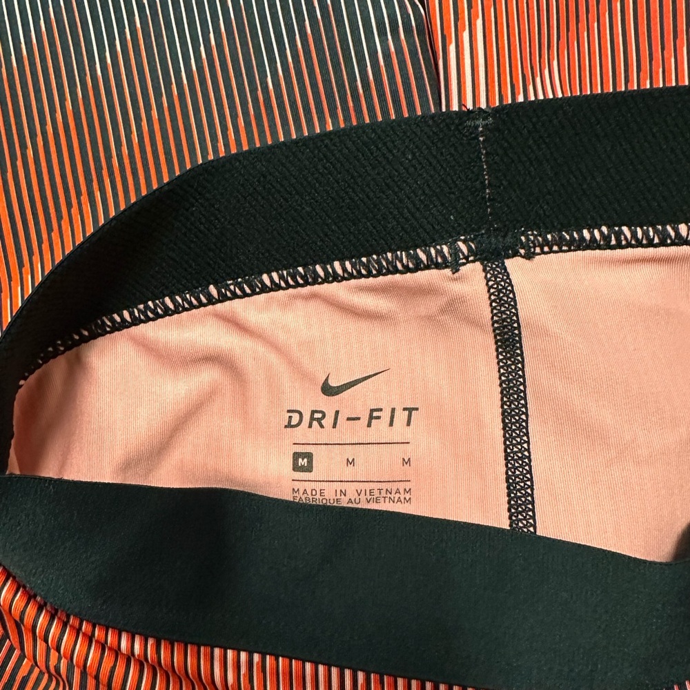 Nike Pro Dri-FIT Cool Stairstep Max Capri Leggings - Picture 3 of 3